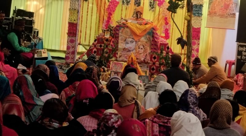गौचर में आयोजित श्रीमद्भागवत महापुराण कथा के श्रवण के लिए जुट रही भारी भीड़