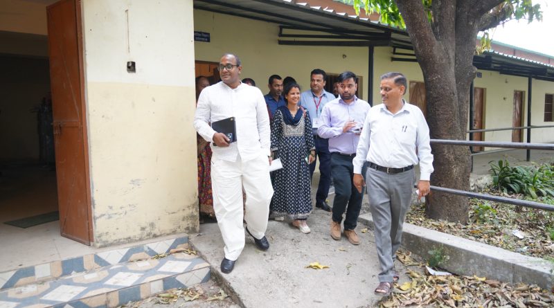 मुख्य निर्वाचन अधिकारी ने डोईवाला के राजकीय इंटरमीडिएट कॉलेज बालावाला स्थित पोलिंग बूथ का किया स्थलीय निरीक्षण