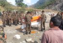 दुर्घटना में मृत जवान का पूरे सैनिक सम्मान के साथ पिंडर  नदी के तट पर अंतिम संस्कार
