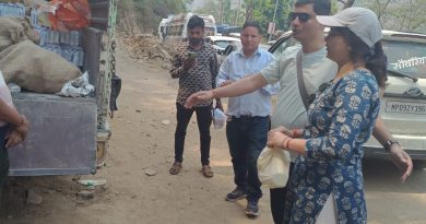 केदारनाथ यात्रा मार्ग में जाम में फंसे यात्रियों को जिला प्रशासन की ओर से वितरित किए गए 2500 फूड पैकेट एवं पानी की बोतलें