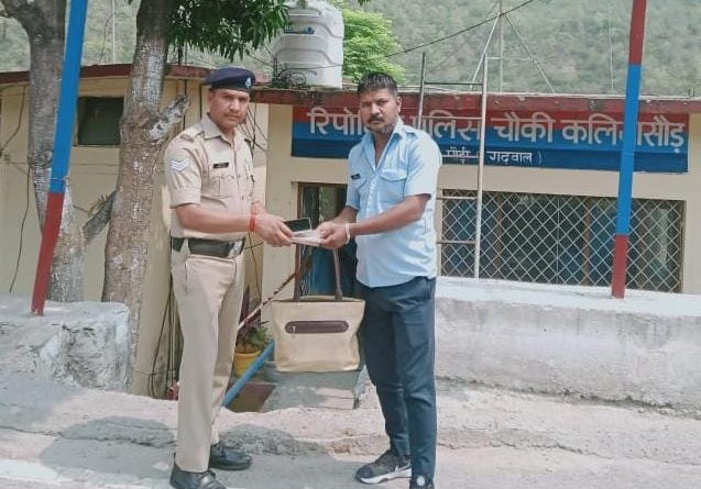 उत्तराखंड पुलिस के जवानों ने किया पेश ईमानदारी और कर्तव्य परायणता का उत्कृष्ठ उदाहरण