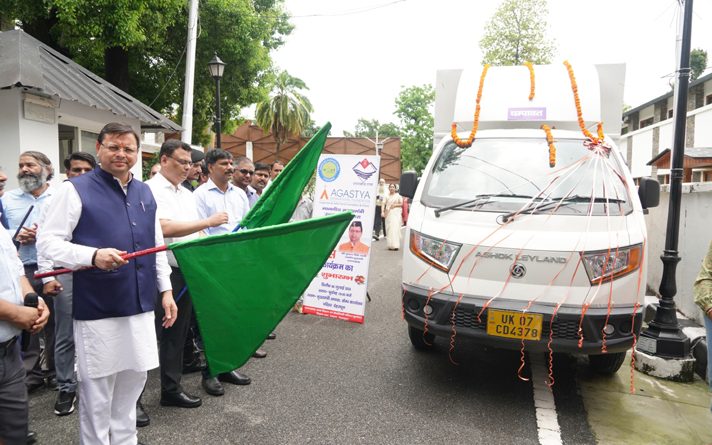उत्तराखण्ड के मुख्यमंत्री ने राज्य की पहली लैब ऑन व्हील्स-मोबाइल साइंस लैब को दिखाई हरी झंडी
