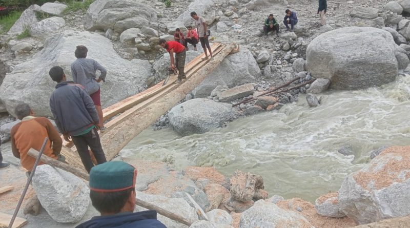 ग्रामीणों ने स्वयं बनाया डाडरबगड़-रतगांव के बीच प्राणमती नदी पर पैैदल पुल