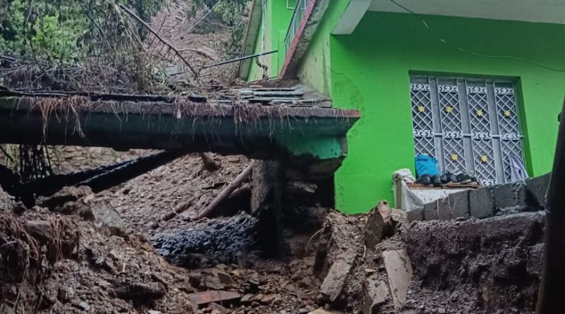 चमोली में कारगिल शहीद के बांसवाड़ा गांव  में फटा बादल, रिहायासी मकानों और गौशालाओं को भारी नुकसान