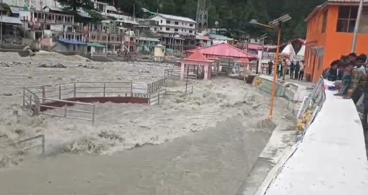 गंगोत्री धाम पर बाढ़ का खतरा, स्नान घाट पानी में डूबे, प्रशासन ने भेजी बचाव टीम