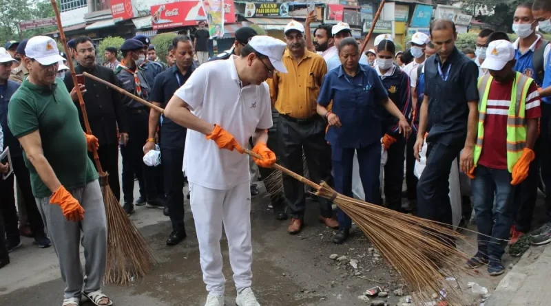 सीएम धामी ने स्वच्छता कार्यक्रम में प्रतिभाग कर झाड़ू लगाकर दिया स्वच्छता का संदेश