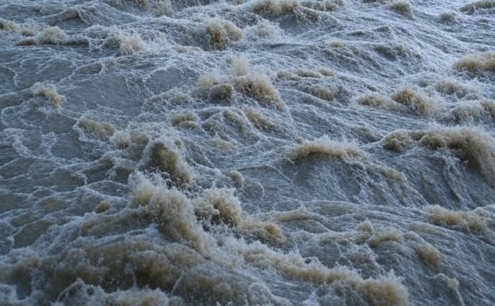 उत्तराखंड में नदियों का जल स्तर बढ़ा, कई जिलों में बाढ़ का खतरा – प्रशासन ने जारी कियाअलर्ट