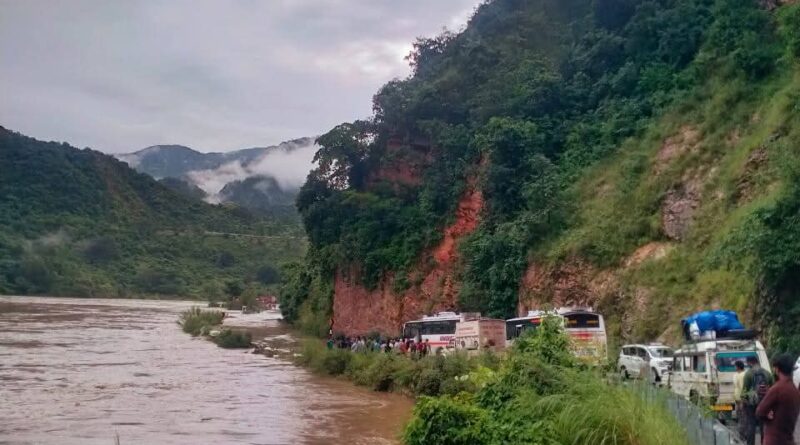 उत्तराखंड में रेड अलर्ट: अगले तीन घंटे में अत्यधिक बारिश की चेतावनी, कई मार्ग बंद