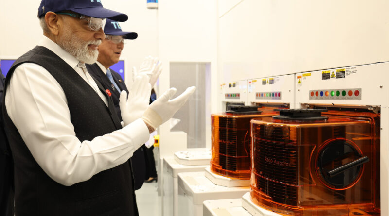 प्रधानमंत्री श्री नरेन्द्र मोदी ने मियागी प्रान्त के सेंडाई में सेमीकंडक्टर संयंत्र का दौरा किया