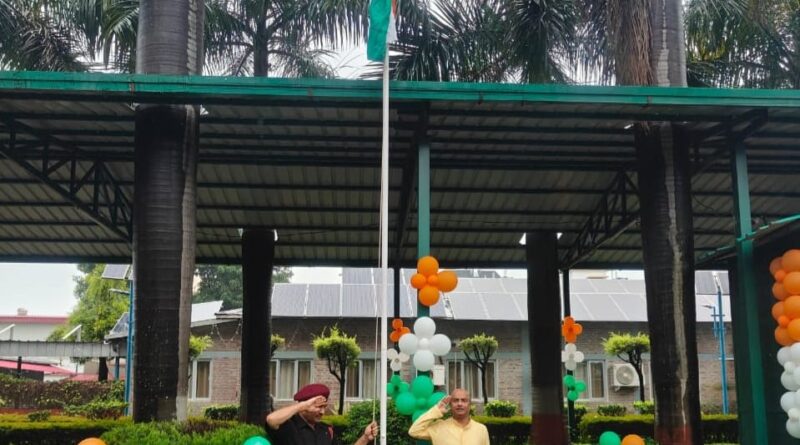 यूजेवीएन लिमिटेड में धूमधाम से स्वतंत्रता दिवस समारोह मनाया गया।