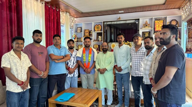 देवाल के नव निर्वाचित क्लॉक प्रमुख ने की विधायक टम्टा से भेंट