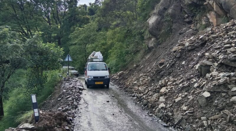 विभागीय लापरवाही से जानलेवा बना पोखरी-हापला-गोपेश्वर मोटर मार्ग