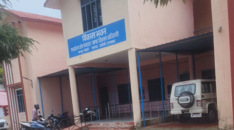 पोखरी में बीडीओ के खिलाफ जनप्रतिनिधियों का बढ़ता रोष, स्थानांतरण आदेश को ठेंगा