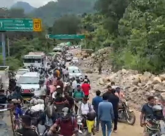 गौचर के निकट जखेड़ भूस्खलन से नौ घंटे बंद रहा बद्रीनाथ राष्ट्रीय राजमार्ग