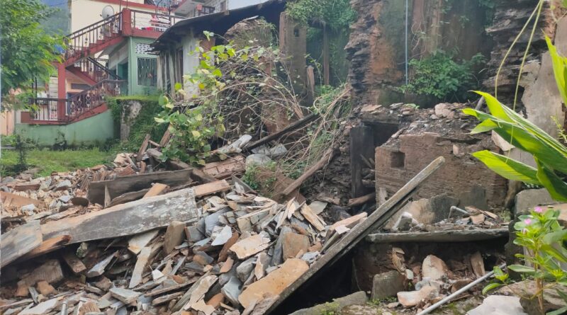 लगातार बारिश से गौचर क्षेत्र में भूस्खलन, कई मकान खतरे की जद में