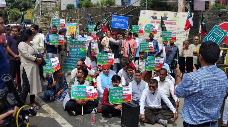 भराड़ीसैण में उक्रांद की हुंकार; किया विधानसभा घेराव, स्थायी राजधानी की मांग तेज