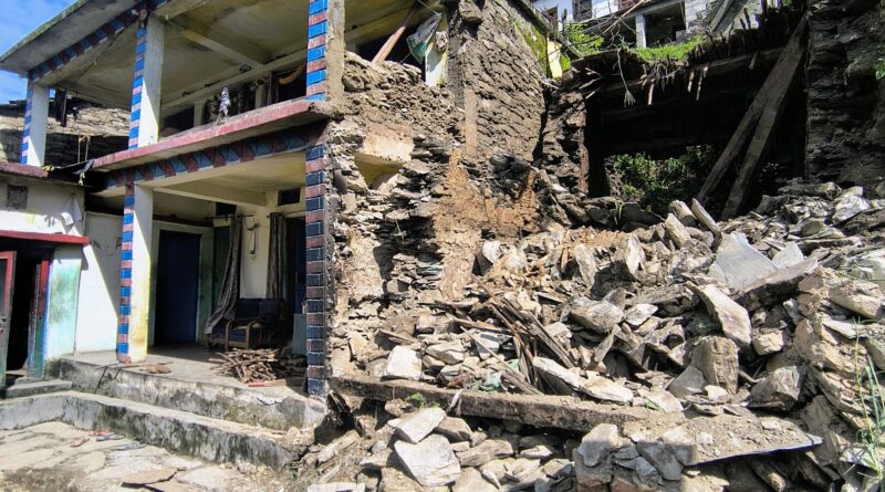 पोखरी के कांडा गांव के बोडन तोक में भूस्खलन से छह परिवारों पर संकट, मकानों में दरारें