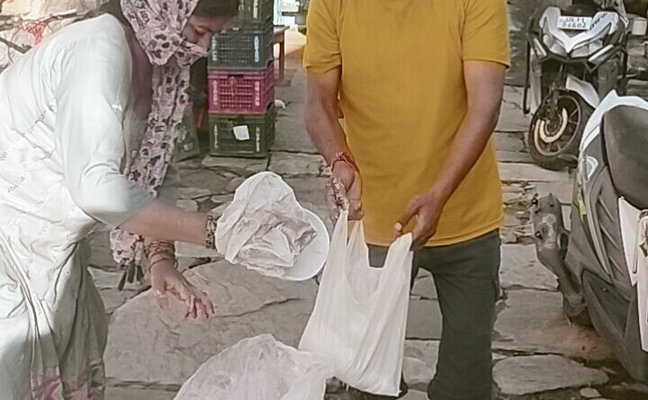 गौचर में काई और फिसलन से बढ़ी परेशानियां, जनप्रतिनिधियों ने खुद बाँटा ब्लीचिंग पाउडर