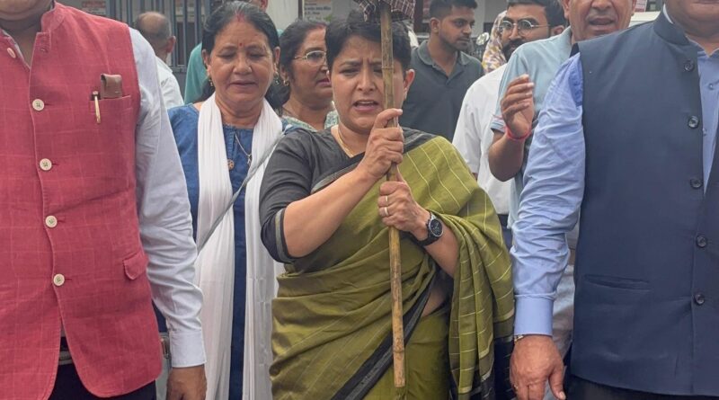 उत्तराखंड की भाजपा सरकार के खिलाफ कांग्रेस का प्रदर्शन, देहरादून में पुतला दहन