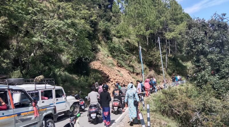 पोखरी–हापला सड़क रही अवरुद्ध, यात्रियों ने खुद हटाए पत्थर और पेड़