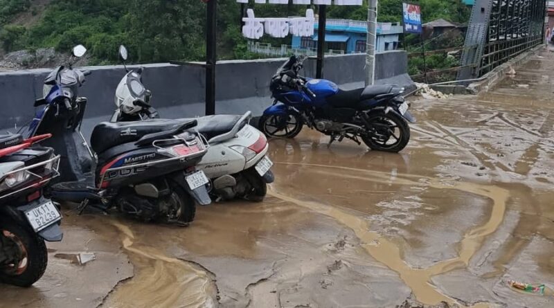 थराली में बादल फटने से तबाही, युद्धस्तर पर राहत-बचाव अभियान, एक शव बरामद