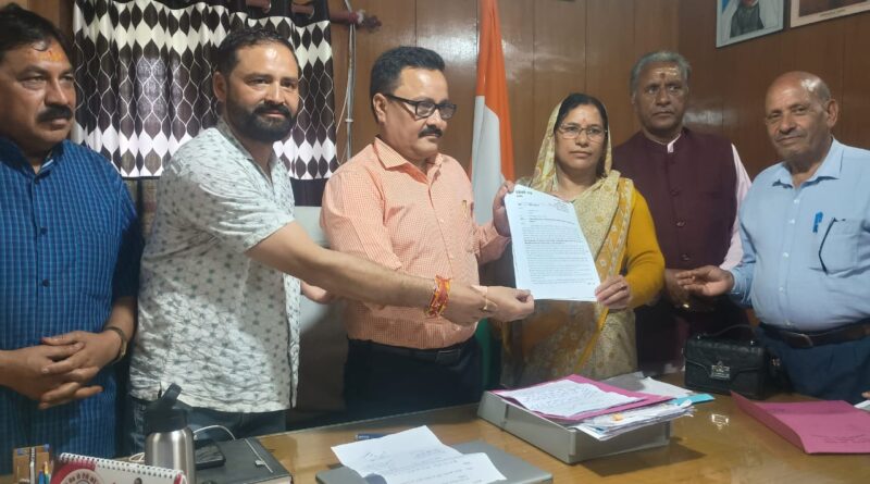 जोशीमठ आपदा : भू-धंसाव पीड़ितों की समस्याओं के समाधान को लेकर ज्ञापन