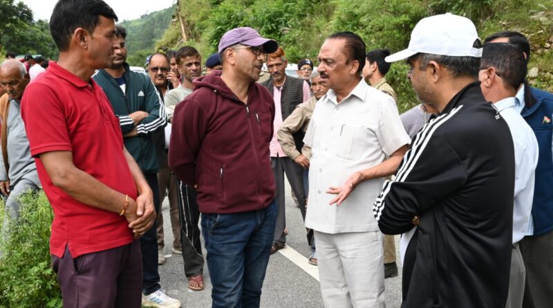 यमुनोत्री क्षेत्र में रुके पर्यटकों को सुरक्षित गंतव्य के लिए भेजा गया