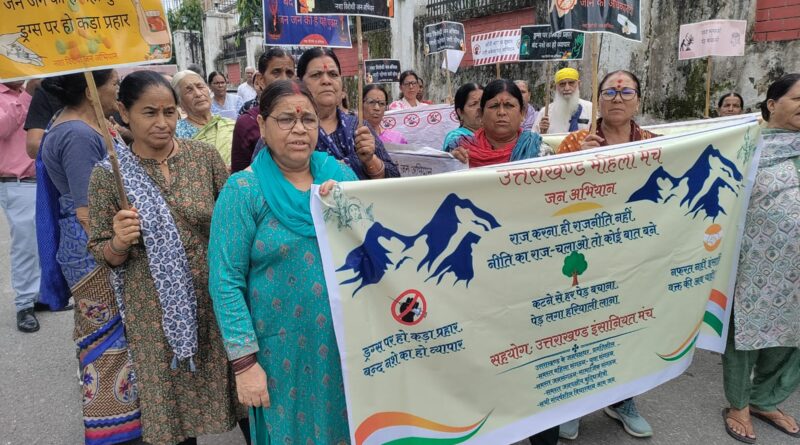 उत्तराखंड महिला मंच ने रेसकोर्स क्षेत्र में निकाली नशा विरोधी जन जागरूकता रैली