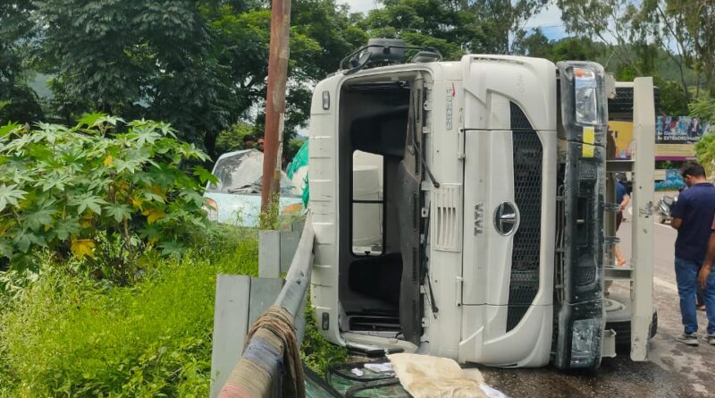 गौचर में बड़ा हादसा टला, सीमेंट टैंकर पलटने से मची अफरातफरी