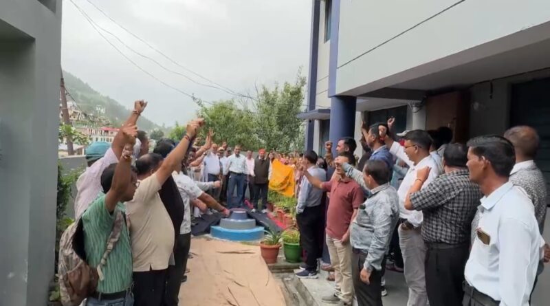 शिक्षक संघ का आंदोलन: चमोली जिले के सभी ब्लॉक मुख्यालयों में धरना-प्रदर्शन