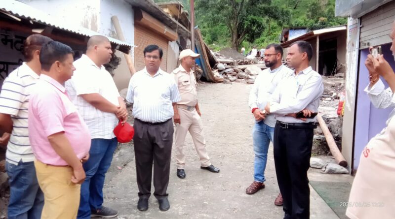 चमोली के एडीएम पहुंचे आपदाग्रस्त चेपडों, हर संभव मदद का दिलाया भरोसा