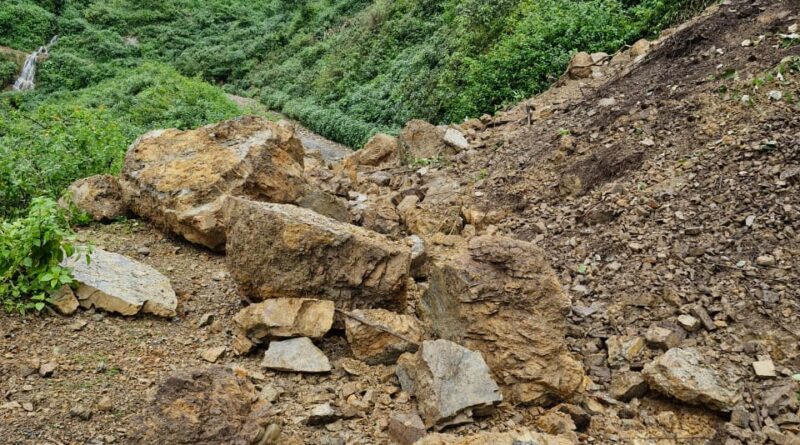 द्वारी-भौन सड़क मार्ग पर भारी बोल्डर गिरने से यातायात ठप