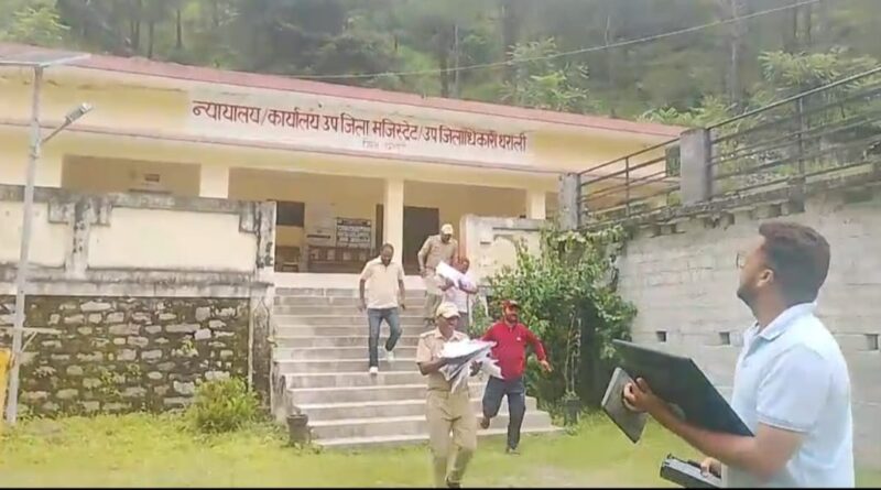 आपदाग्रस्त थराली में फिर आफत, तहसील कर्मचारी जान बचाकर भागे, देखिये वीडियो !