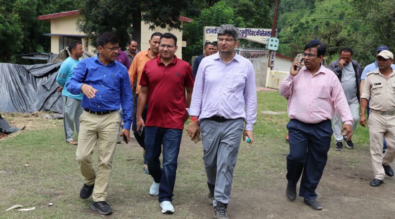 चमोली के डीएम और एसपी ने किया आपदाग्रस्त थराली का दौरा