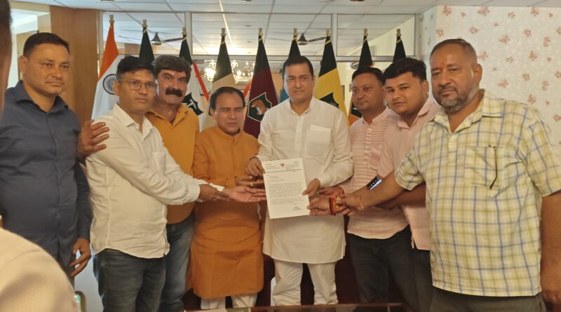 गौचर हवाई पट्टी के नीचे भूमिगत रास्ता बनाने को लेकर भाजपाईयों ने बलूनी को सौंपा ज्ञापन