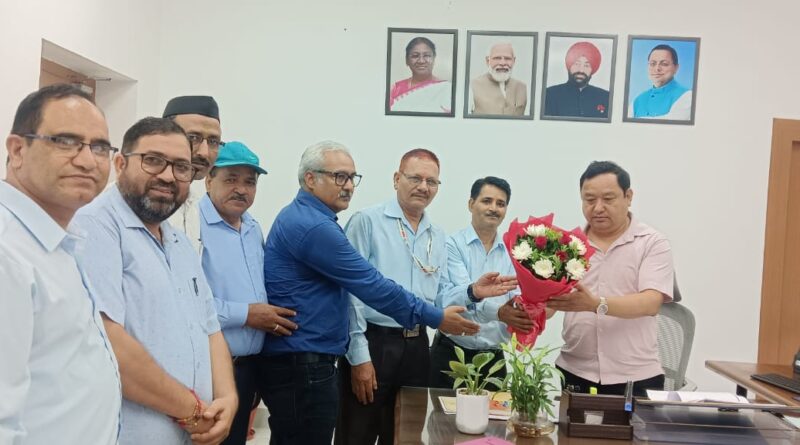 जीएमवीएन कार्मिकों ने पर्यटन सचिव को सौंपा मांगपत्र