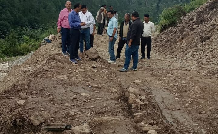 आपदा प्रभावित पिंडर घाटी का लोनिवि चीफ का निरीक्षण, बंद सड़कों को जल्द खोलने के निर्देश