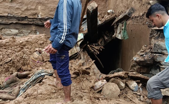 मौपाटा त्रासदी : दम्पति के शव मलबे से निकाले, कई मवेशी और 60 बकरियां अब भी दफ़न