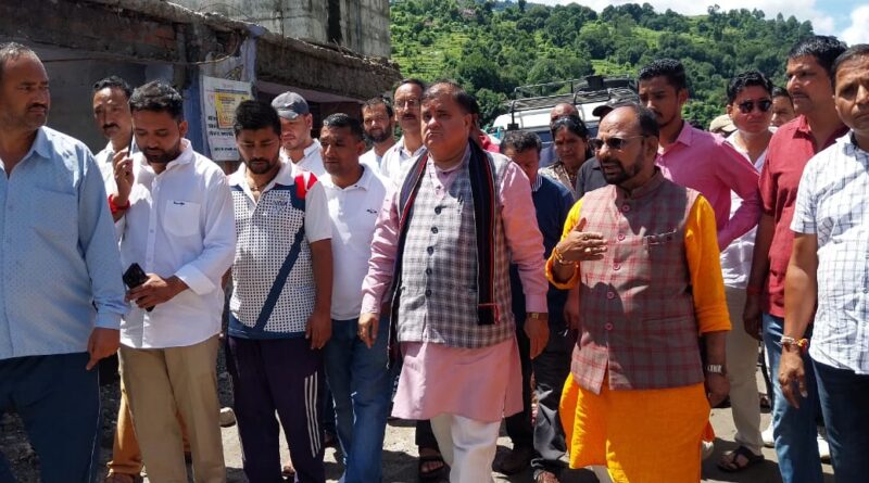 महेन्द्र भट्ट पहुंचे थराली-देवाल: राहत कार्य जारी, 9 दिन बाद भी बुजुर्ग लापता