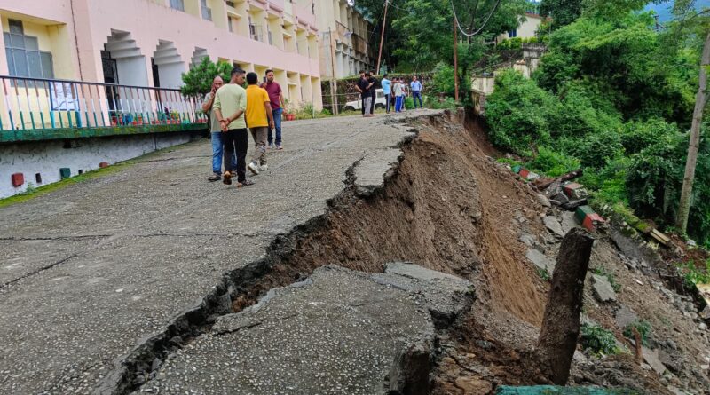 गौचर क्षेत्र में मूसलाधार बारिश से भूस्खलन, पॉलिटेक्निक भवन खतरे में