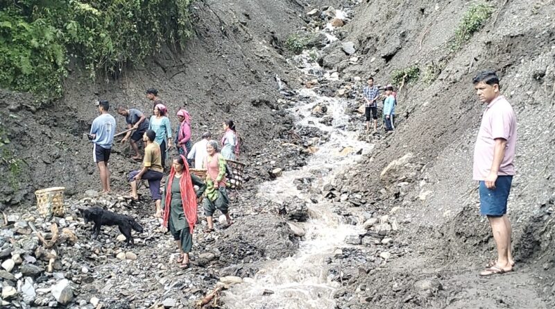 पिंडर घाटी में मानसून का कहर: पत्थरों की चपेट में आकर ग्रामीण की मौत, दर्जनों सड़कें बंद, कई गांवों पर खतरा मंडराया