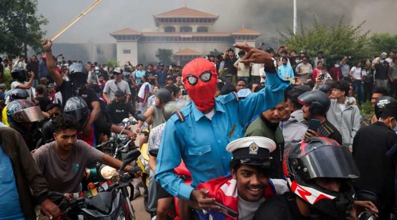 नेपाल से फ्रांस तक – हर विद्रोह ऐतिहासिक मोड़ नहीं होता