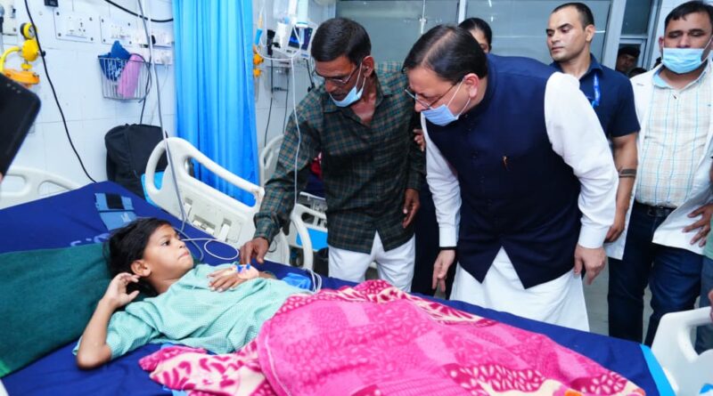 मुख्यमंत्री धामी ने  किया दून अस्पताल का औचक निरीक्षण, मरीजों से किया सीधे संवाद