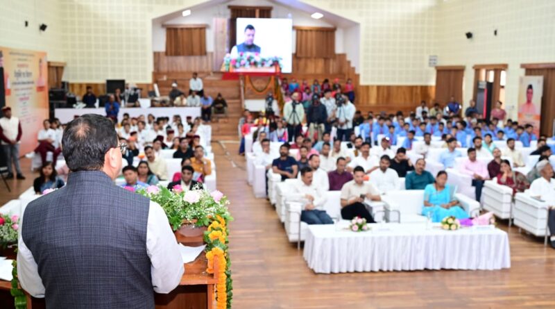 आश्रम पद्धति विद्यालयों में चयनित 15 सहायक अध्यापकों को नियुक्ति पत्र वितरित