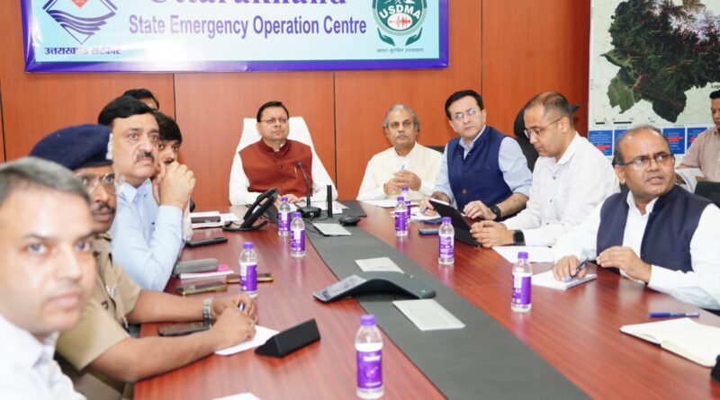 मुख्यमंत्री धामी देर रात पहुंचे राज्य आपातकालीन परिचालन केंद्र, दिए युद्धस्तर पर राहत-बचाव कार्यों के निर्देश