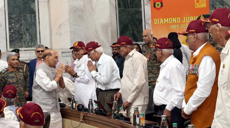 1965 के युद्ध की हीरक जयंती:  युद्ध नायकों के परिवारों और पूर्व सैनिकों से रक्षा मंत्री की बातचीत