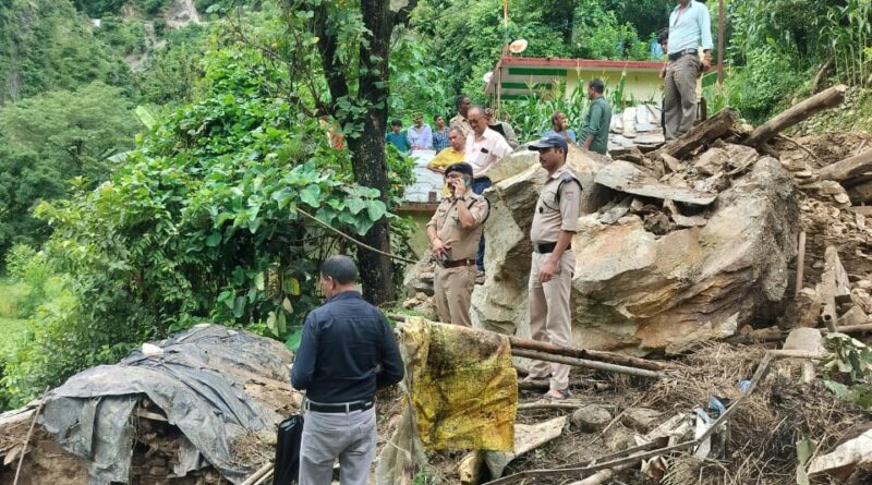 चमोली के गिरसा में भूस्खलन से भारी नुकसान, 12 परिवार सुरक्षित स्थानों पर शिफ्ट