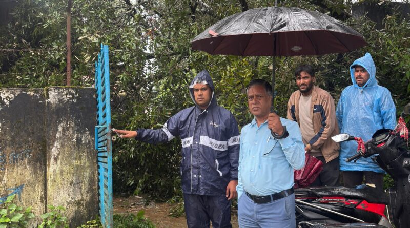 पोखरी जल संस्थान कार्यालय पर गिरा विशाल बाज का पेड़, भवन को भारी क्षति