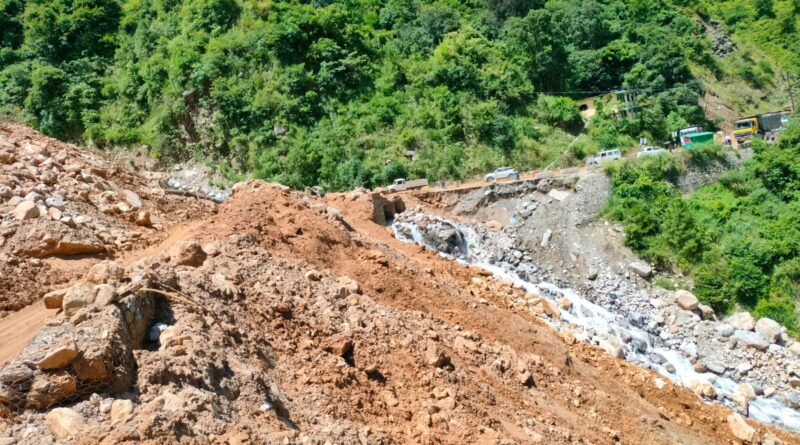 कमेड़ा का जखेड़ गधेरा बना नासूर, लगातार भूस्खलन से यातायात ठप्प