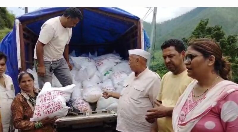 रंजीत रावत ने थराली में आपदा पीड़ितों को वितरित की राहत सामग्री